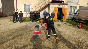 Młodzieżówka OSP Mokrsko ćwiczyła w praktyce zwalczanie pożarów